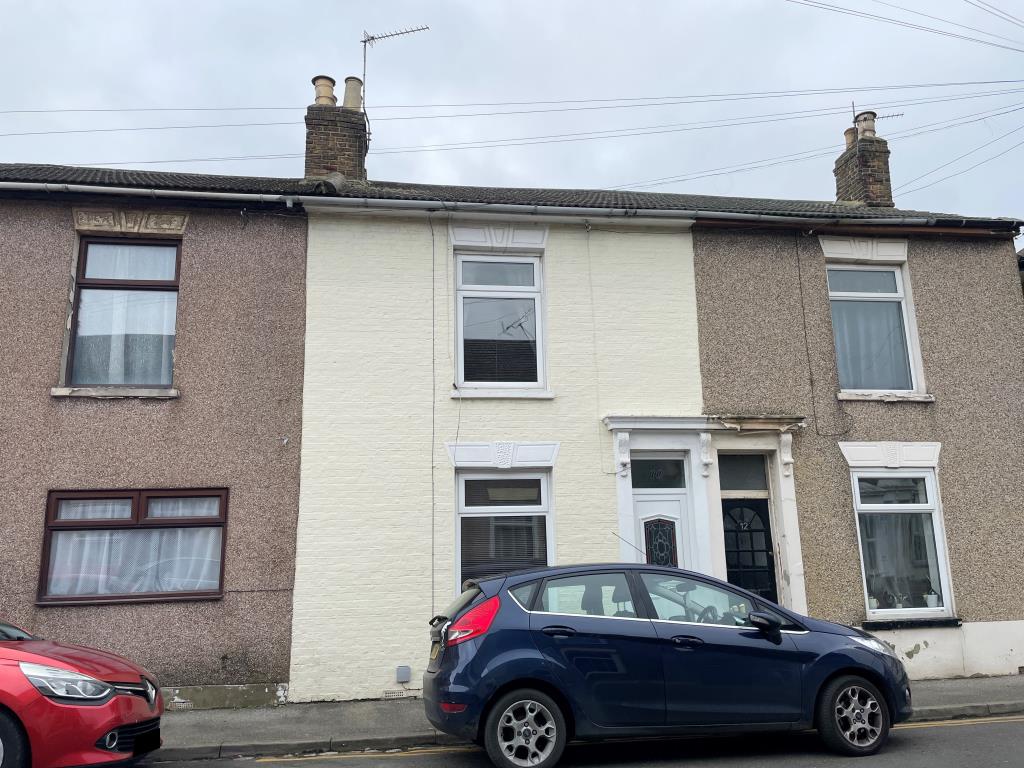 Lot: 31 - THREE-BEDROOM TERRACED HOUSE - Mid-terrace house